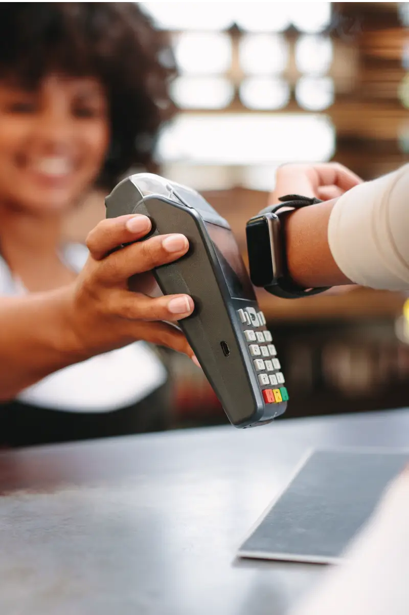 Persona pagando con apple pay en una cafetería