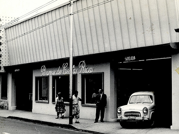 Primer Autobanco en Avenida Segunda