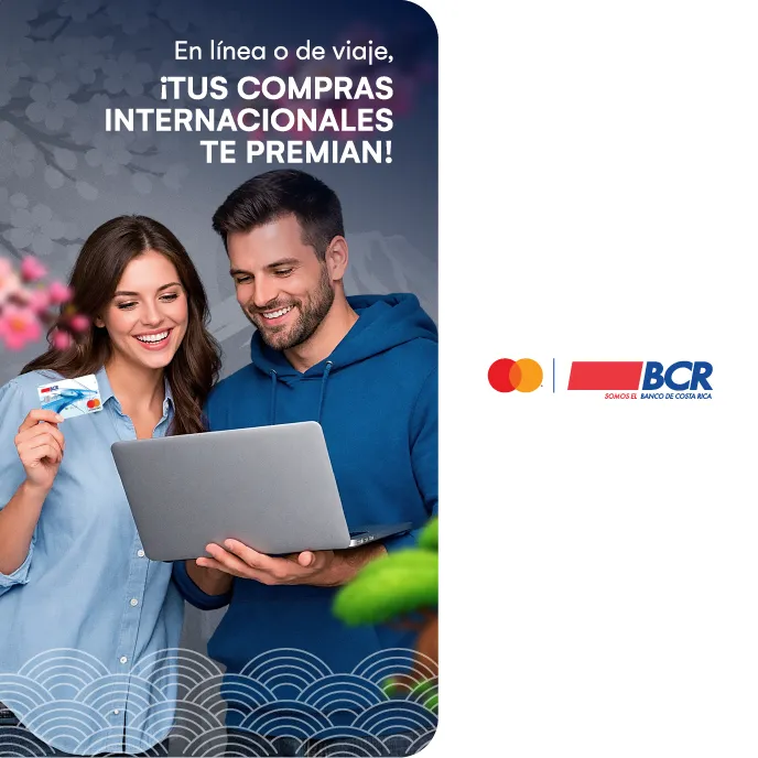 Pareja comprando en línea durante un viaje con laptop y tarjeta bancaria