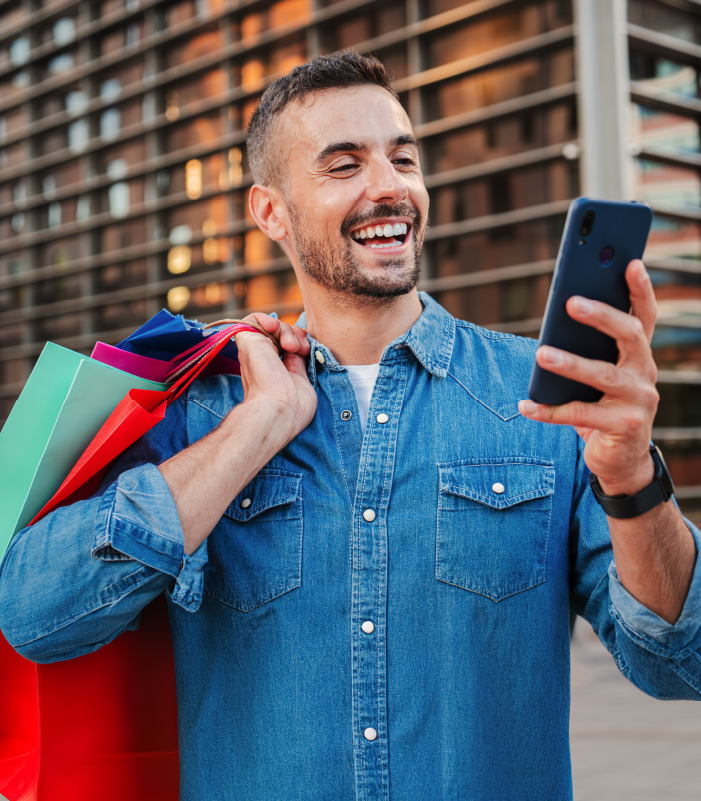 Hombre cargando sus compras 
