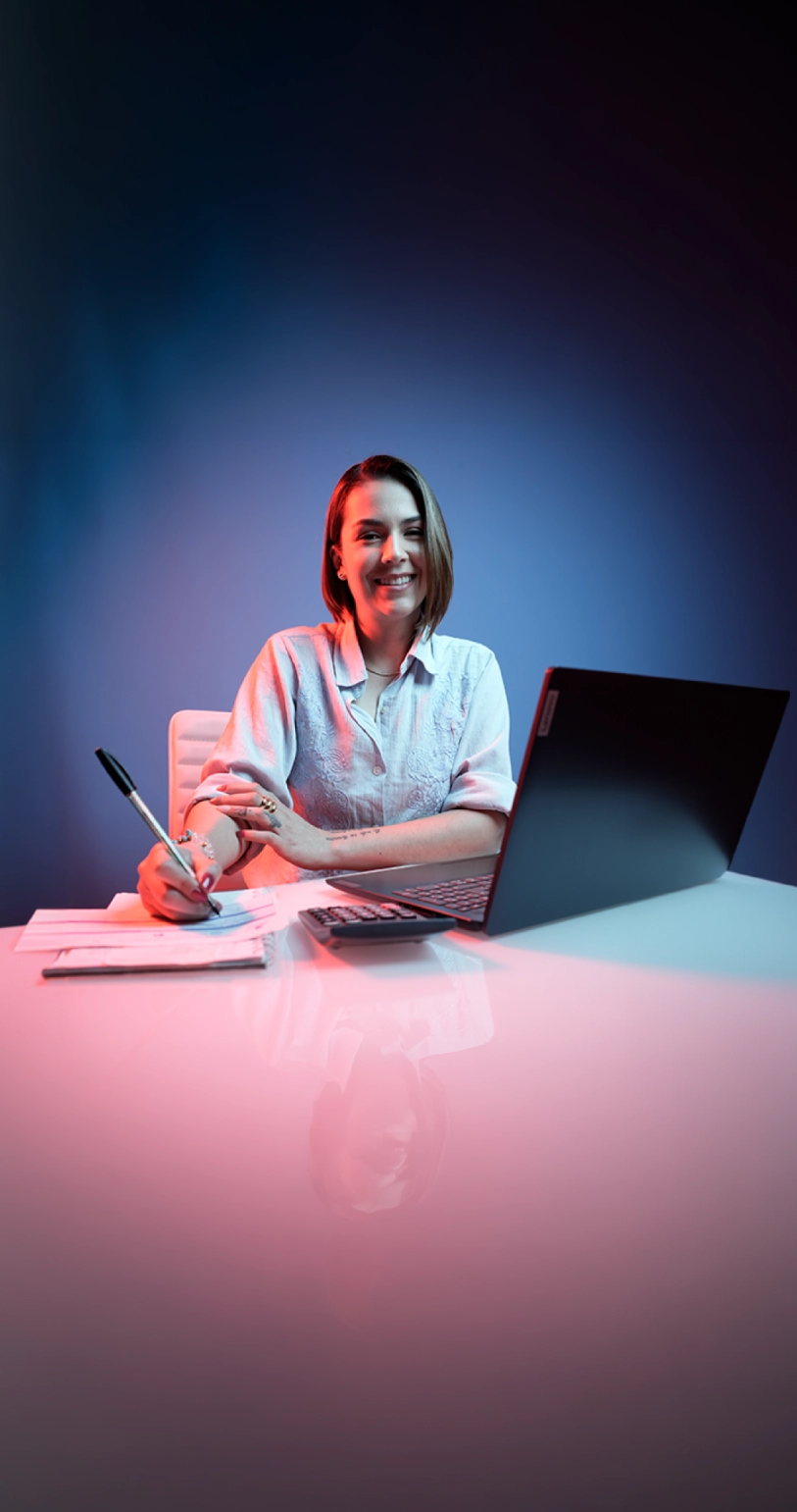 Hombre feliz sentado en su sofa