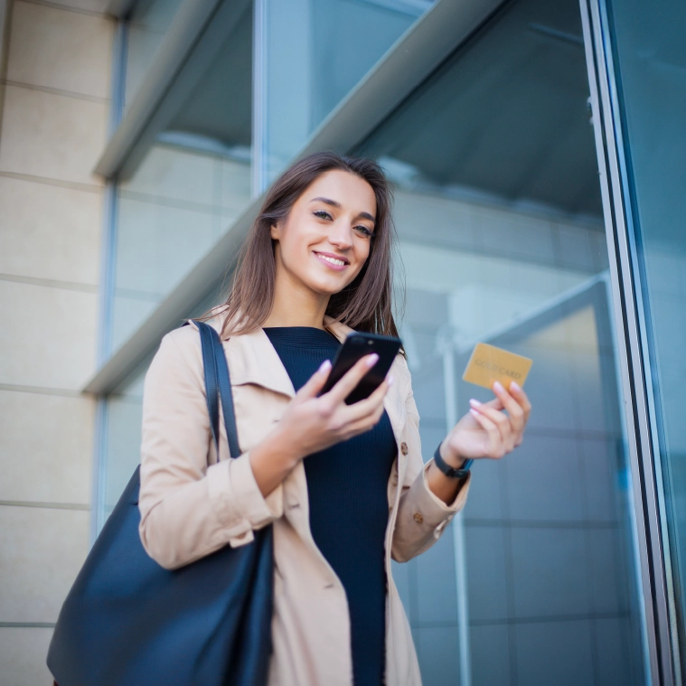 Mujer con su tarjeta