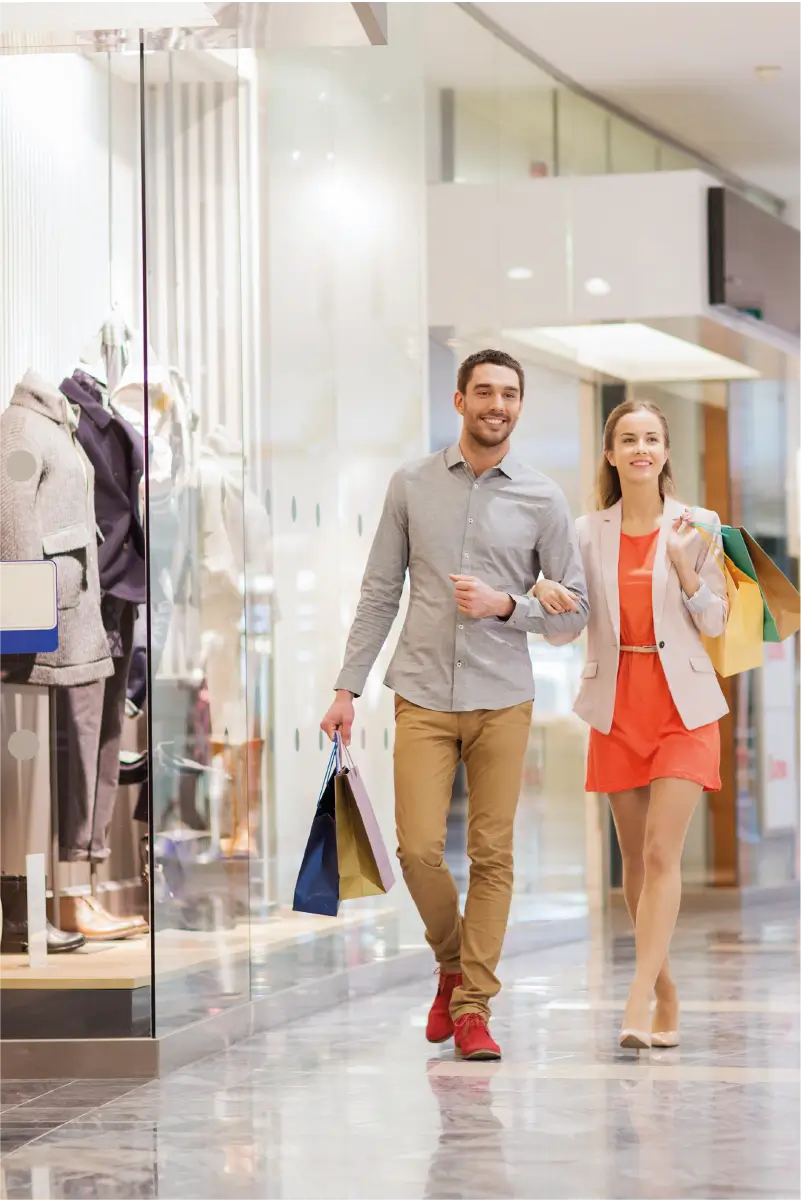 Pareja de personas realizando compras para acumular puntos en su tarjeta BCR