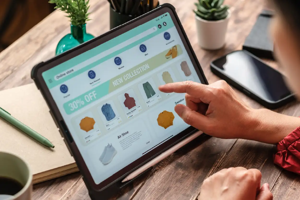 mujer seleccionado articulos en tablet