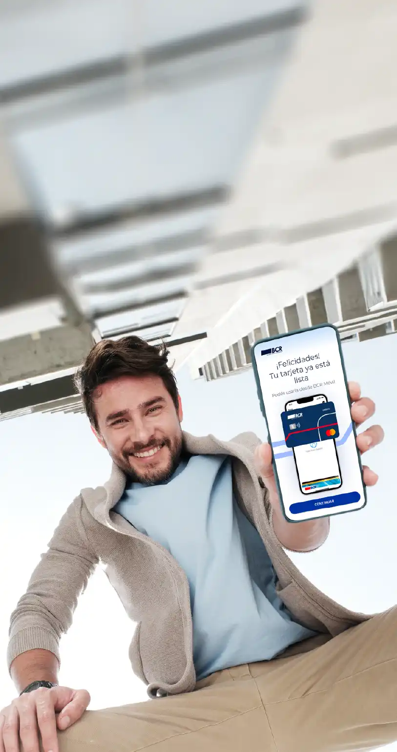 Hombre feliz sentado en su sofa