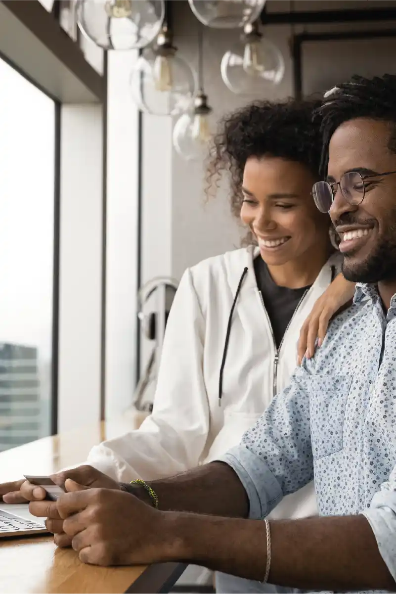Pareja feliz navegando en sus dispositivos móviles