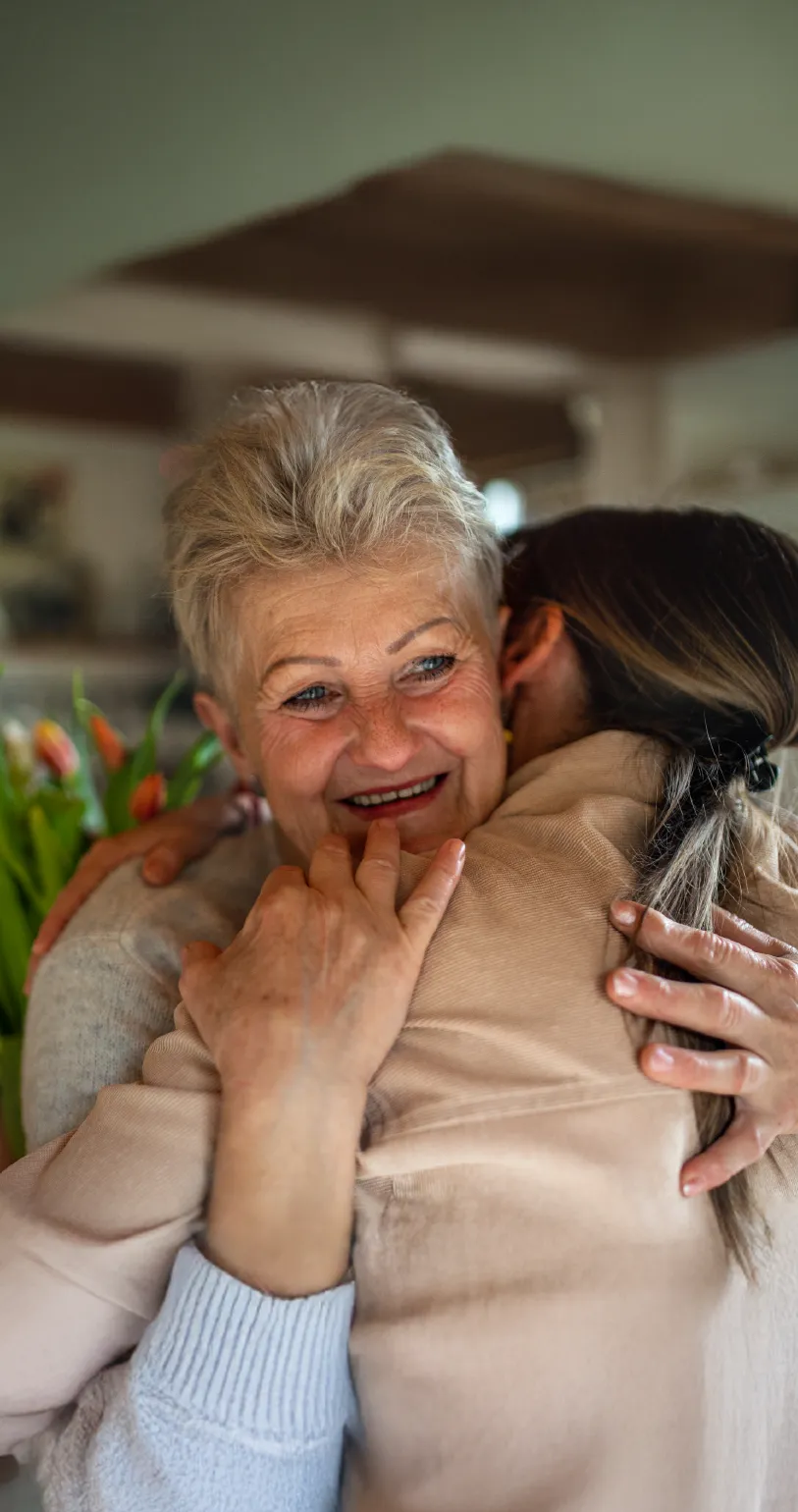 Mamá e hija abrazándose 