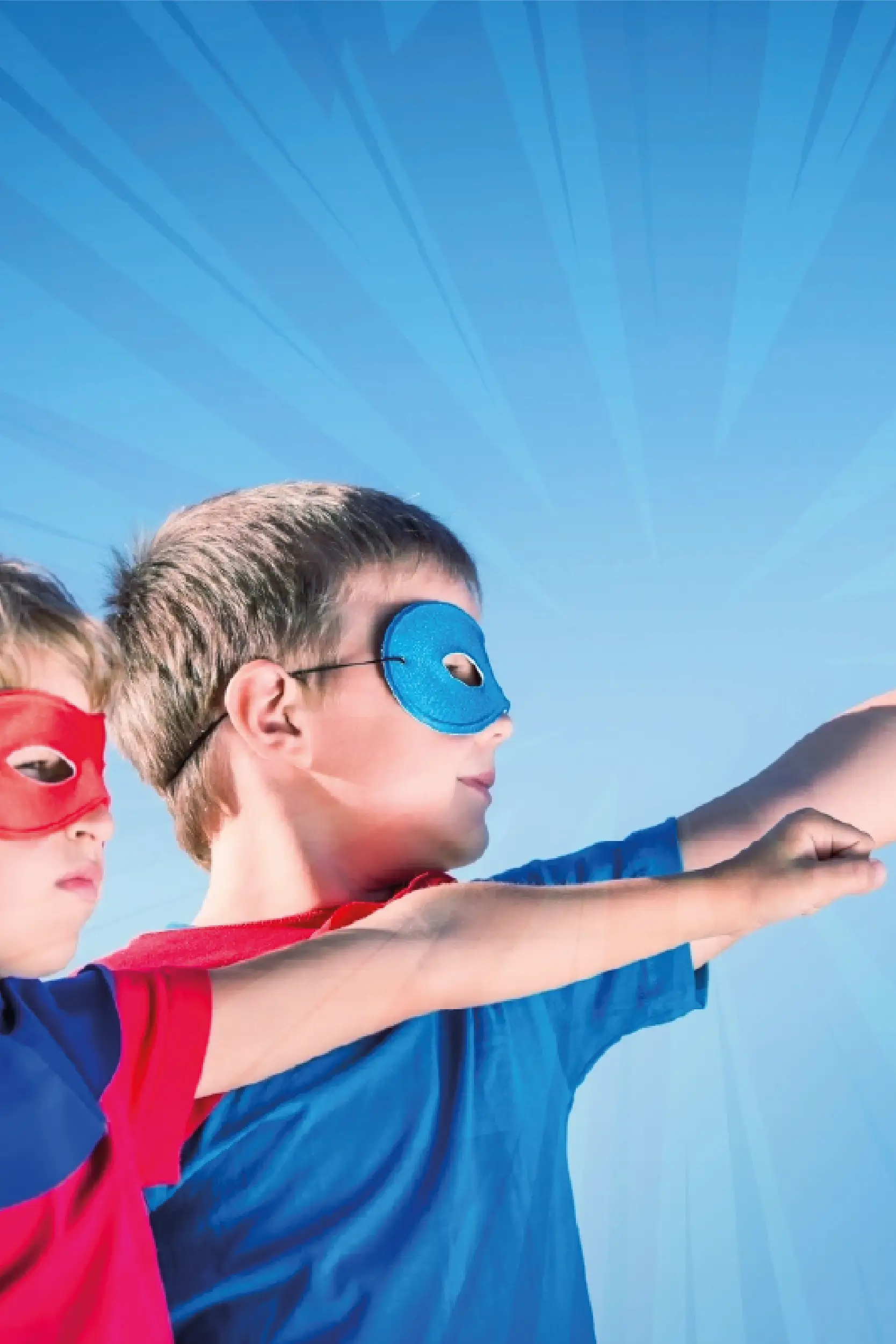 Niños con trajes de super héroes divertidos disfrutando de los beneficios de su tarjeta Visa SuperCard