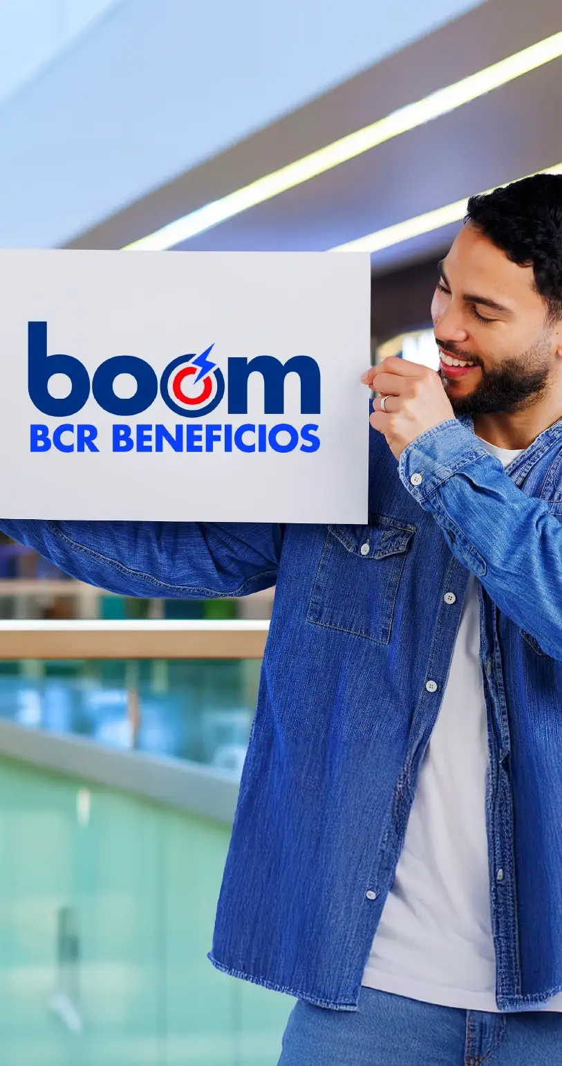 Hombre sujetando un letrero con el logo de boom beneficios