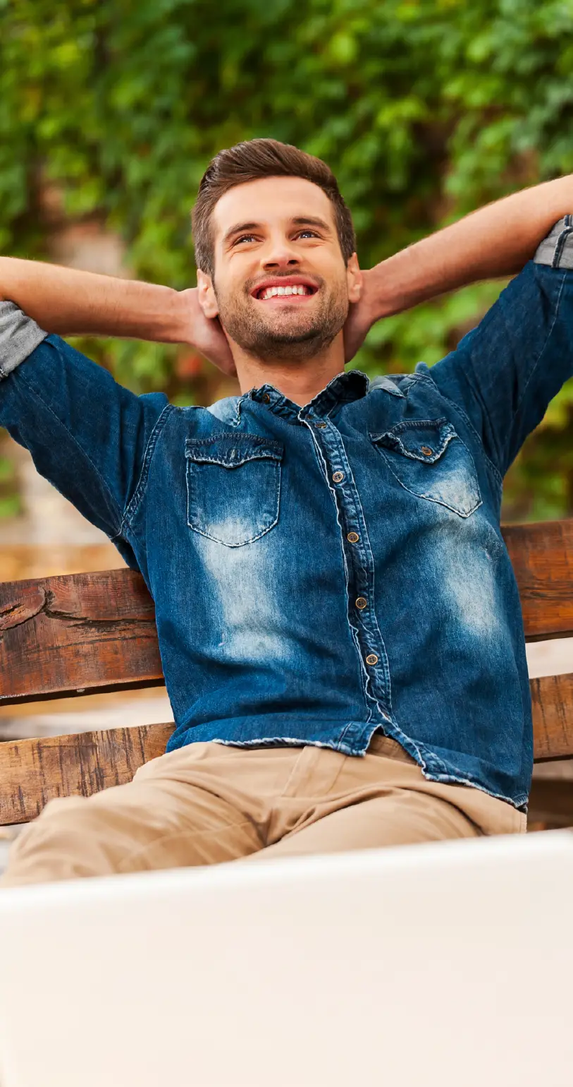 Hombre sentado sonriendo y relajado 