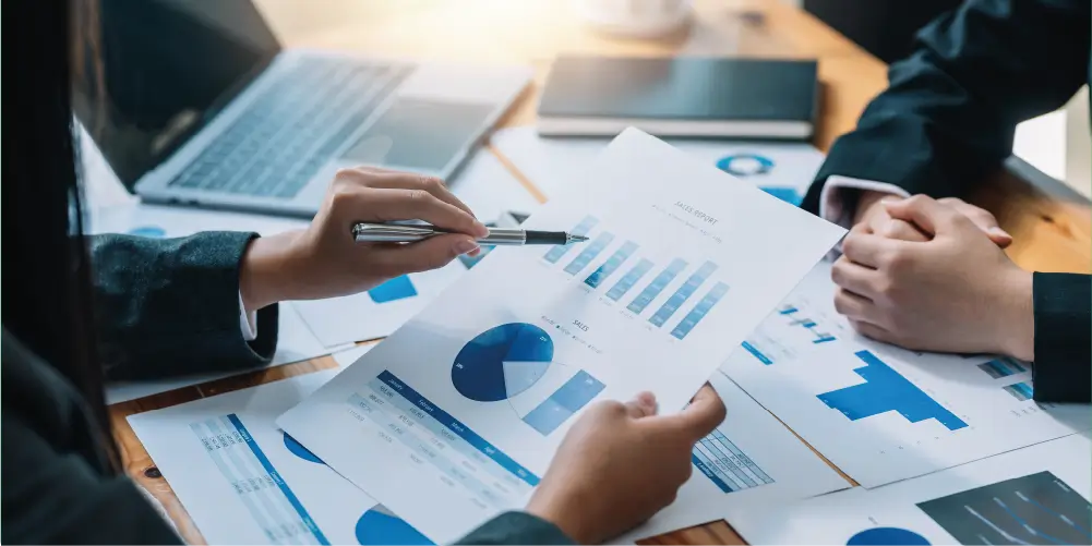 Personas viendo documentos con datos