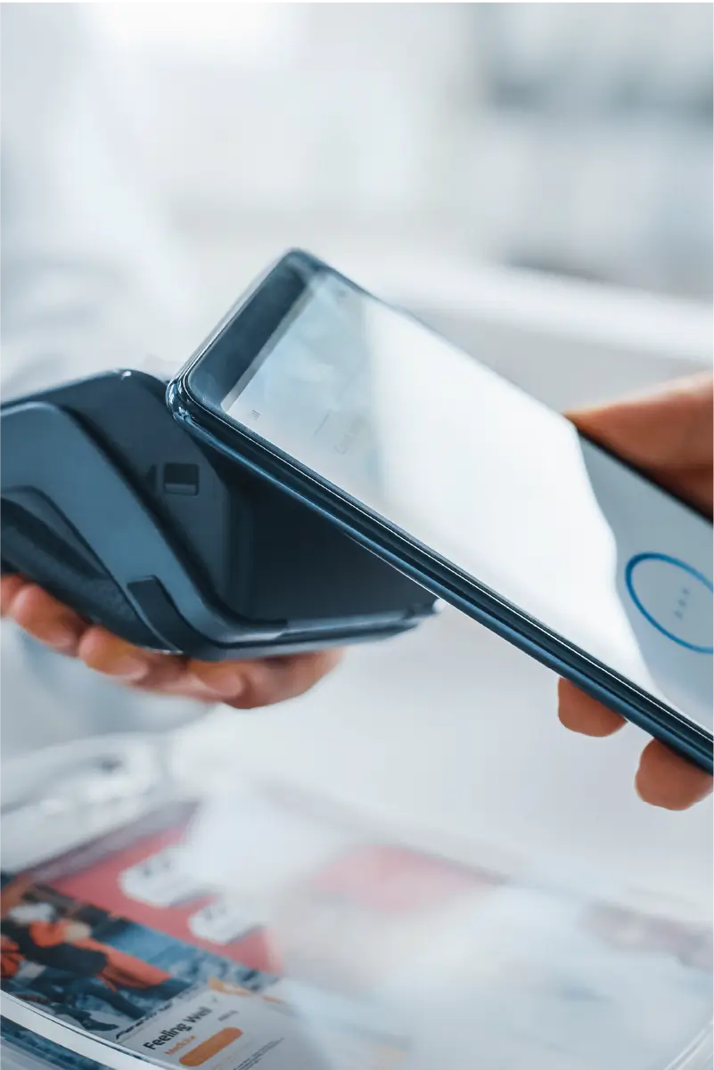 Persona pagando con google pay 