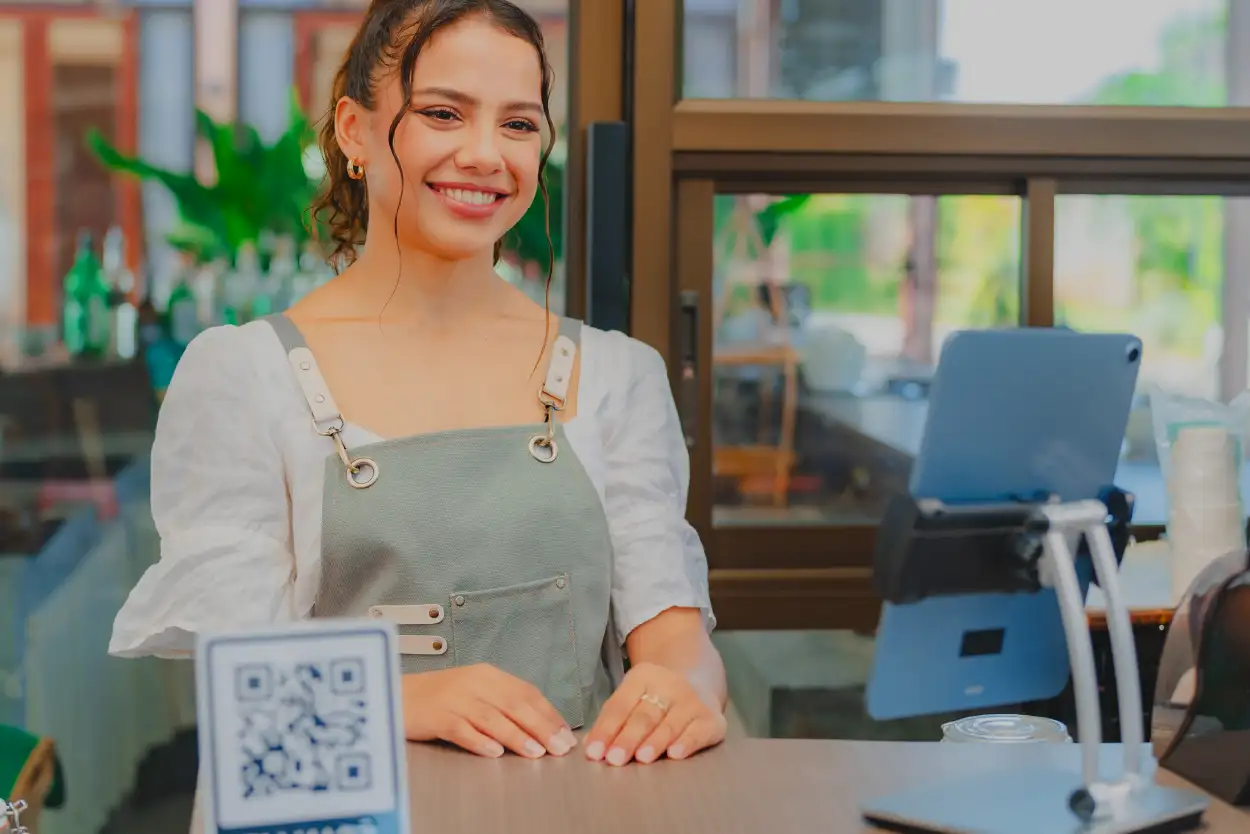 mujer detras del mostrador feliz 