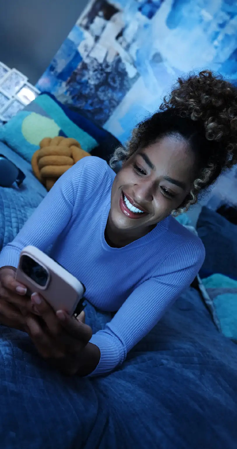 Persona solicitando su cuenta digital desde su cama