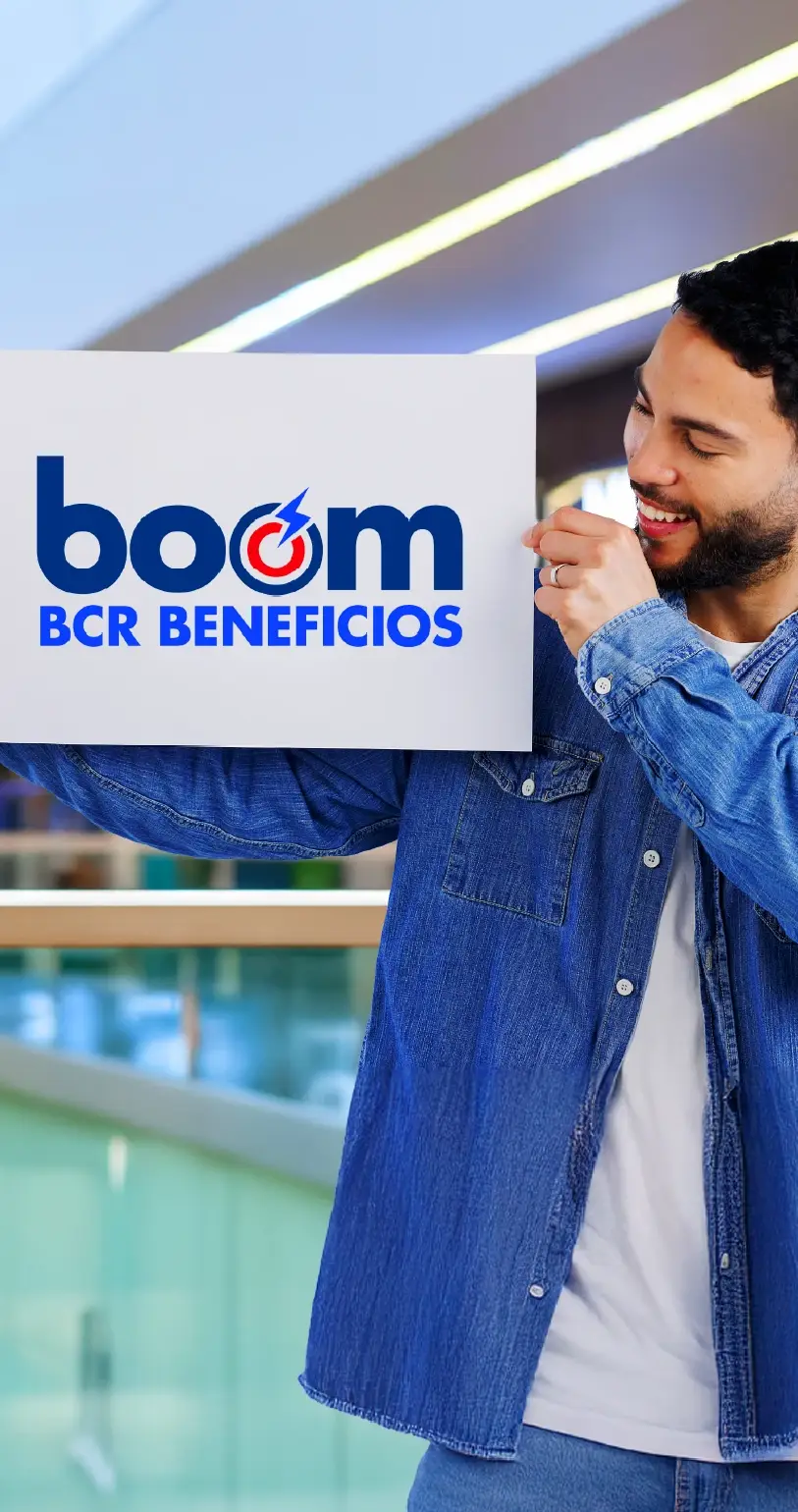 Hombre sujetando letrero con el logo de boom