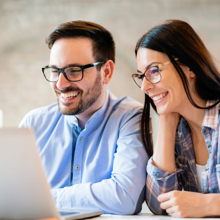 Pareja feliz realizando compras en linea