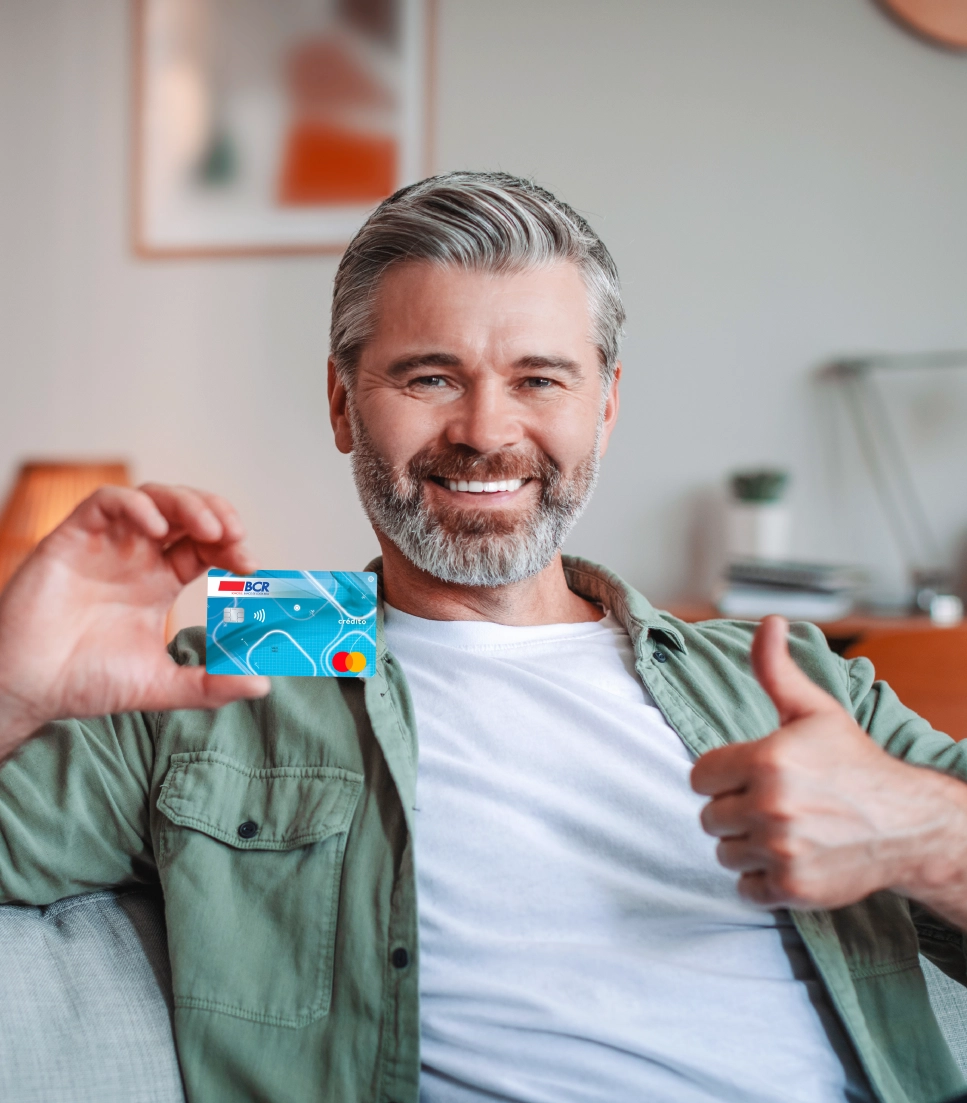 Persona feliz con su tarjeta del BCR