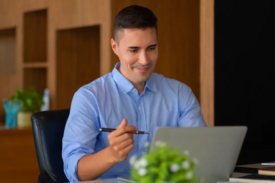 Hombre trabajando con su computadora