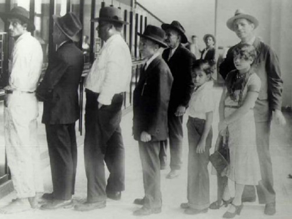 Población haciendo fila en banco.