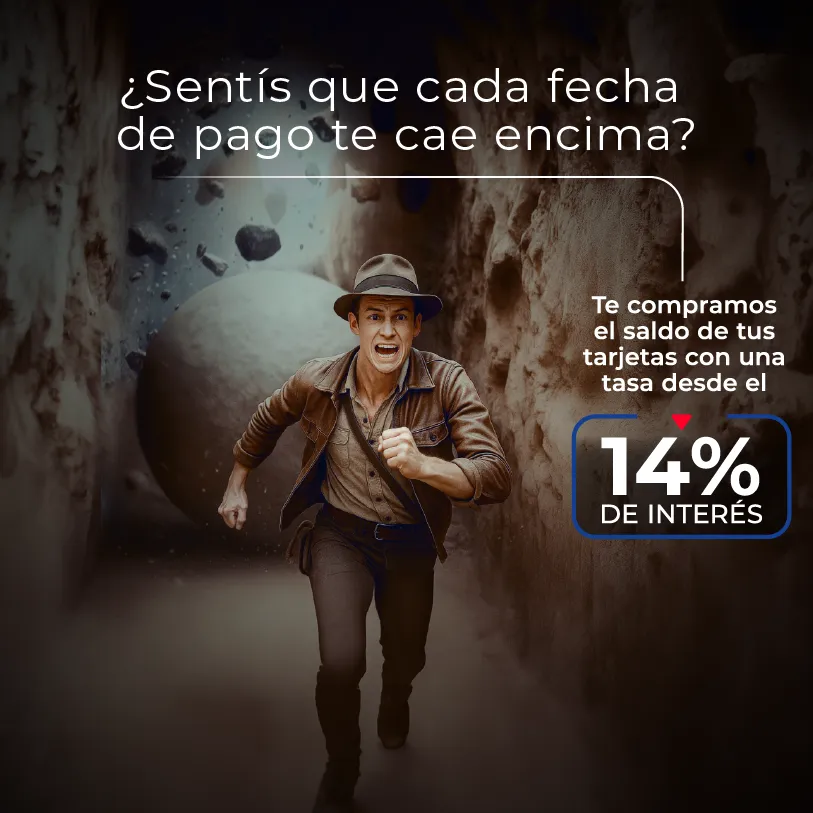 Mujer con su tarjeta