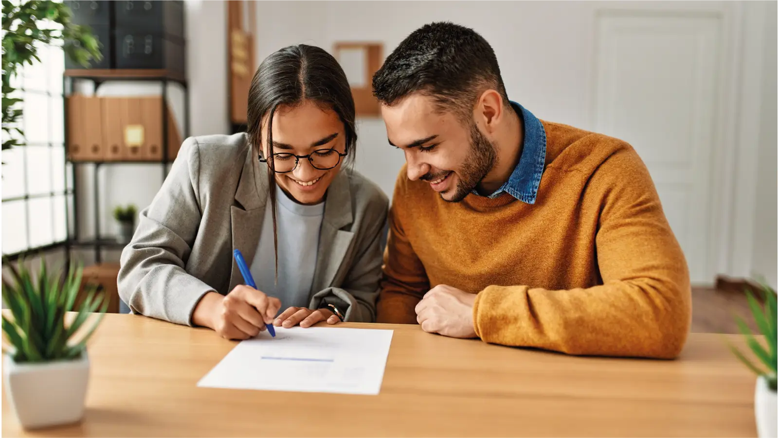 Persona viendo documentos 